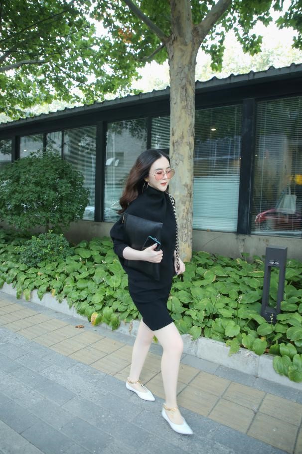 刘竞文艺雅致现身工作园区极简干练诠释洒脱型格