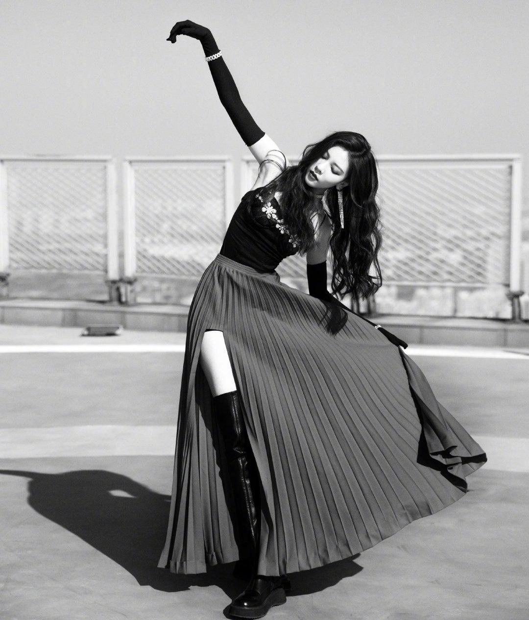 黑白照的宋妍霏也是气质满满,戴着黑色的手套高贵典雅,一头长波浪卷发