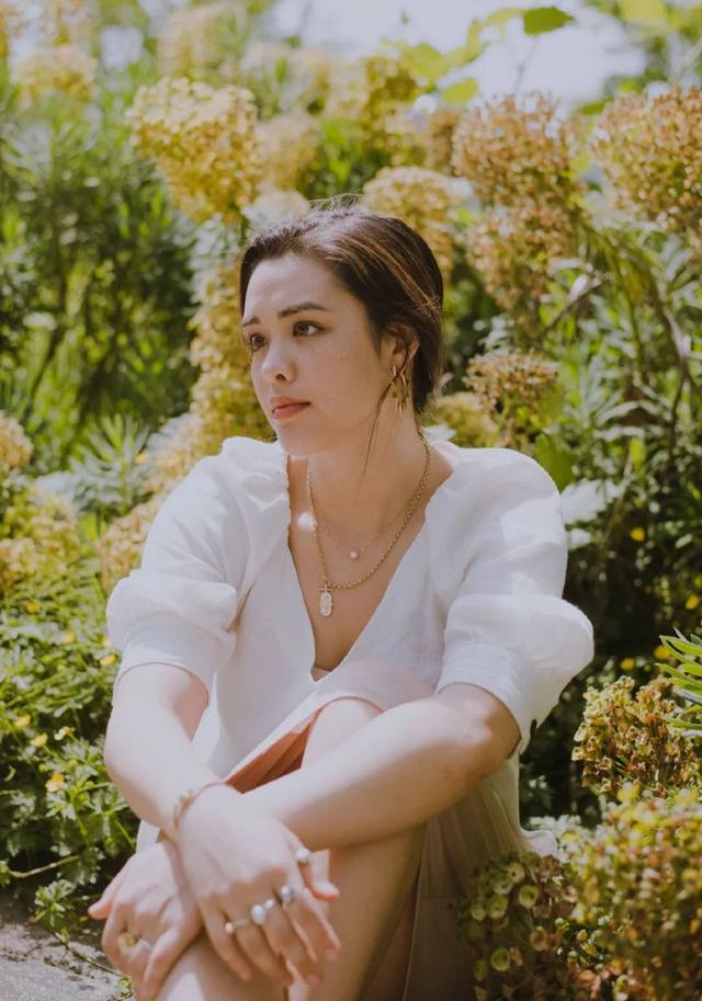 不久后,钟丽缇先后为严铮生下二女儿严子晴和三女儿严稚棱,严书琴对两