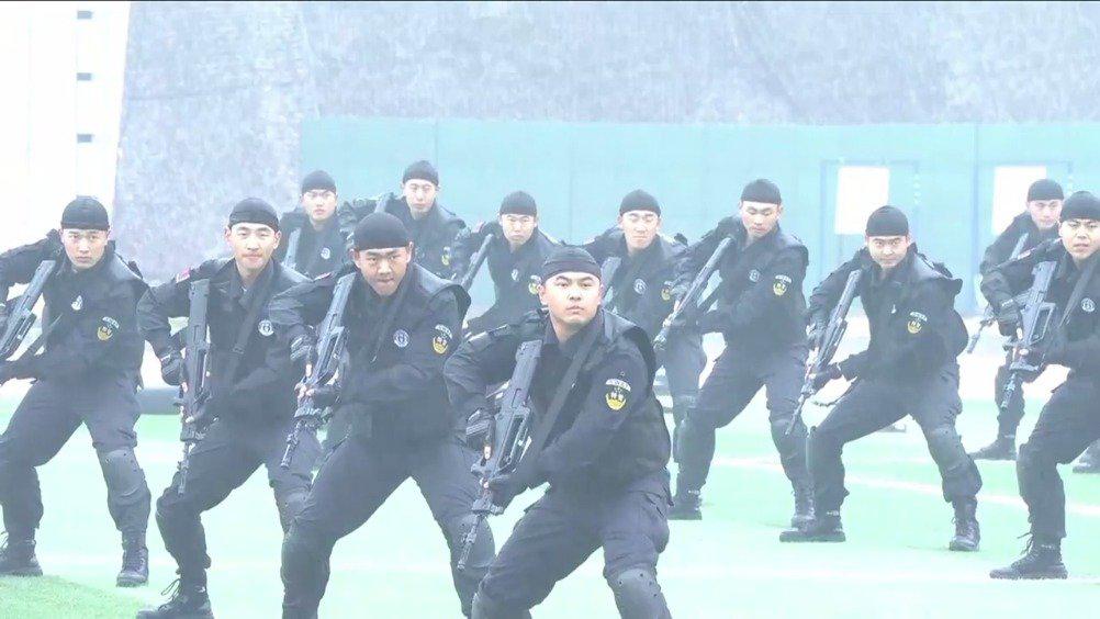 超帅！多姿射击 持枪搜索 济南特警展持枪战术动作_新浪新闻