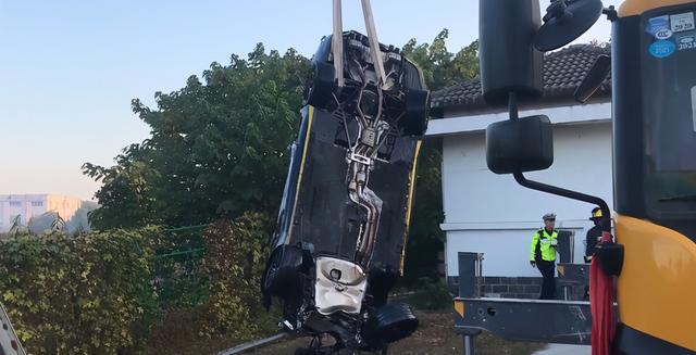 近日,网传江苏无锡两名女子凌晨驾驶宝马车冲入河中溺亡,引发关注.