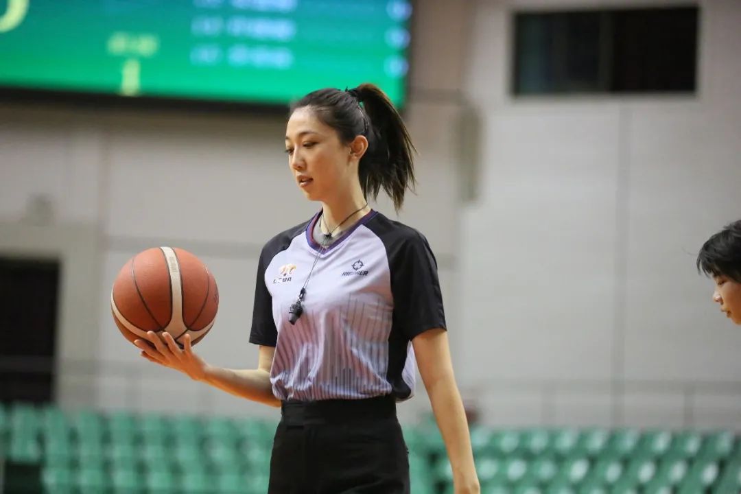 我的梦想是执裁wcba东莞95后美女裁判走红