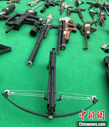 图为柳州警方缴获的弩. 周潇男 摄