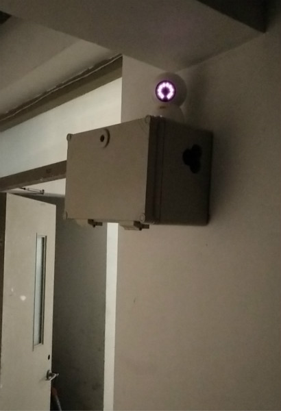 图说:在每户居家隔离对象的门口配备安装了高清摄像头.