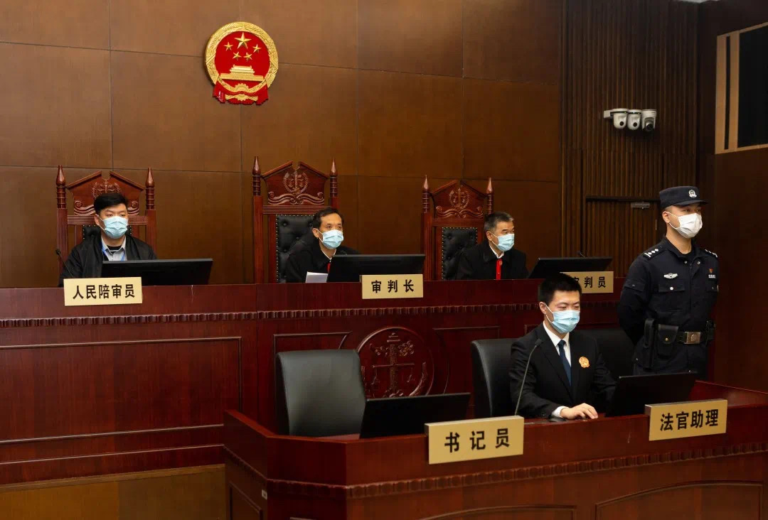 崇逸上海商贸有限公司卢明昌等集资诈骗案在沪一审开庭