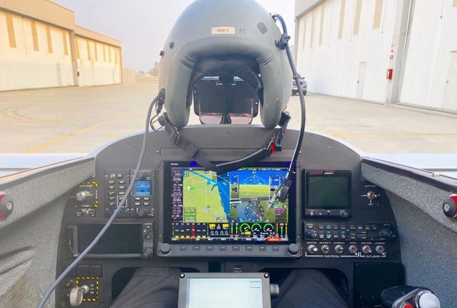 飞机,与头盔显示器中计算机生成的歼-20隐身战斗机投影进行了模拟空战