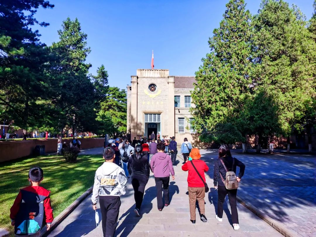 1941年,延安大学由陕北公学,中国女子大学,泽东青年干部学校合并而成.