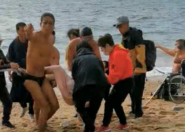 大连一女子在海里游泳，突然海水被染红了！咋回事？休闲区蓝鸢梦想 - Www.slyday.coM