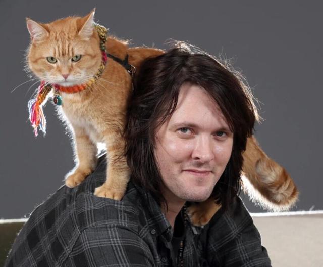 猫的报恩电影流浪猫鲍勃原型去世4个月主人为其建造雕像