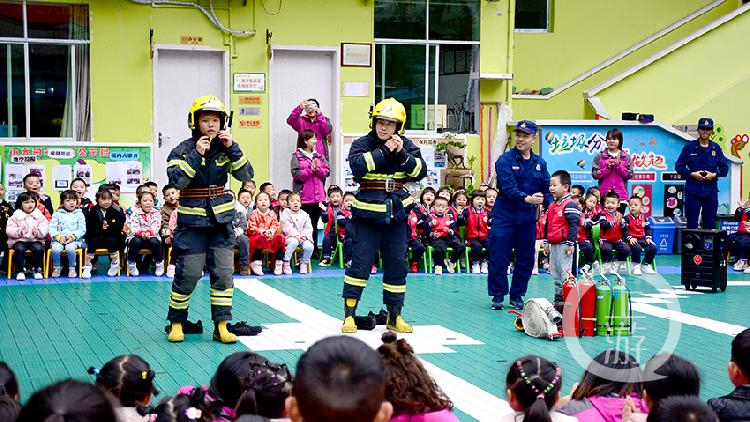 争当消防小能手 幼儿园萌娃迎来一群“蓝精灵”休闲区蓝鸢梦想 - Www.slyday.coM