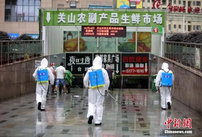 资料图:消防员进入湖北省武汉市关山农副产品生鲜市场内开展消杀作业。王方 摄
