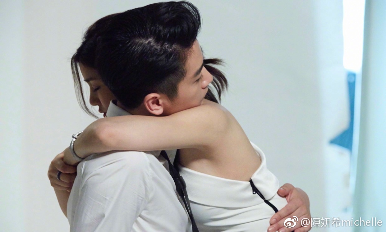 可2018年,台湾男艺人倪安东婚外情的曝光,让大众对陈妍希的看法一落