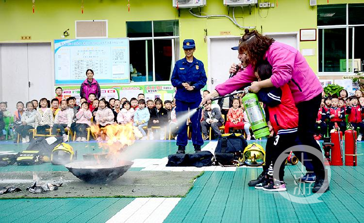 争当消防小能手 幼儿园萌娃迎来一群“蓝精灵”休闲区蓝鸢梦想 - Www.slyday.coM