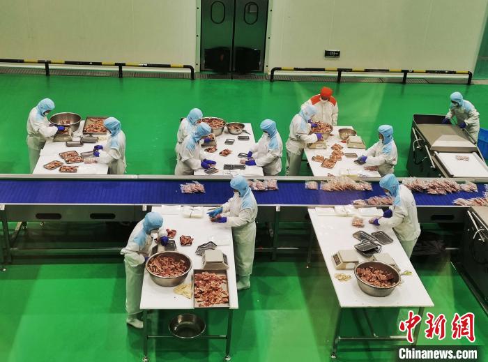 图为牛肉包装车间. 赵晓 摄