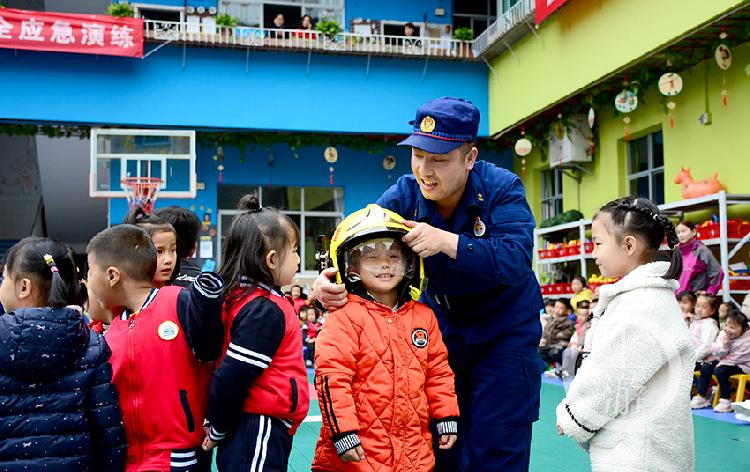 争当消防小能手 幼儿园萌娃迎来一群“蓝精灵”休闲区蓝鸢梦想 - Www.slyday.coM