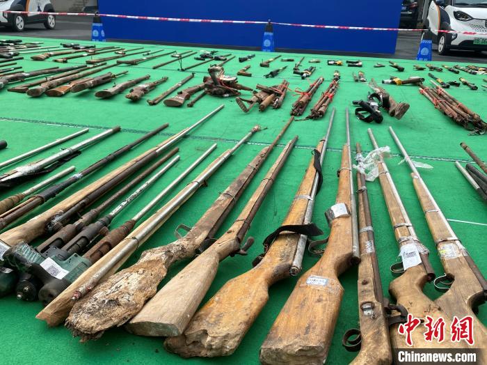 广西警方集中统一销毁近万支非法枪爆物品