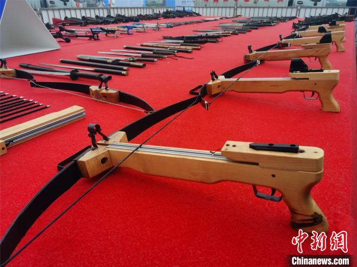 警方收缴的弩等管制器具.刘鹏 摄警方收缴的非法枪支.