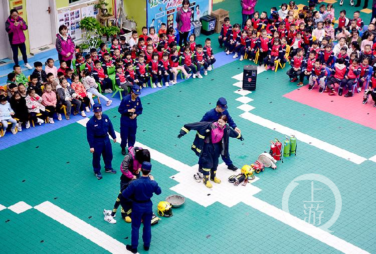 争当消防小能手 幼儿园萌娃迎来一群“蓝精灵”休闲区蓝鸢梦想 - Www.slyday.coM