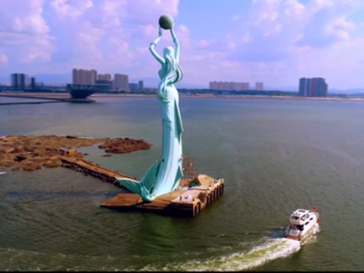 【"飞阅"中国】航拍"鲅鱼公主"雕塑 赏山海美景