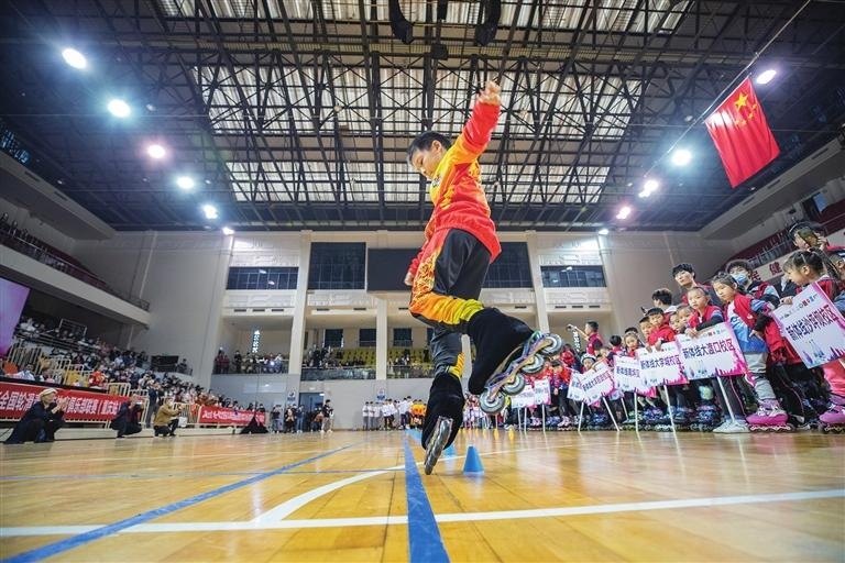 展示"轮滑上的舞蹈" 全国轮滑青少年体育俱乐部联赛(重庆站)在我区
