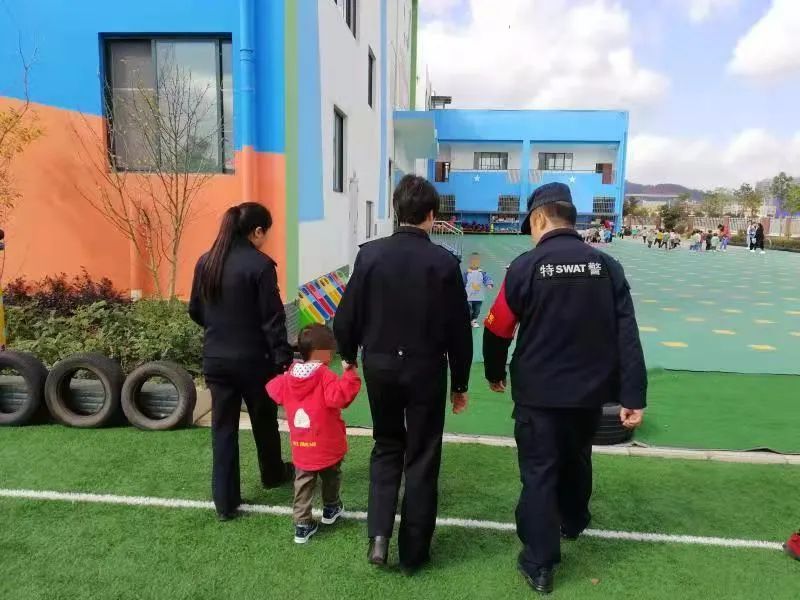 妈妈第一次送孩子上幼儿园竟然送错地方了剧情接下来这样上演