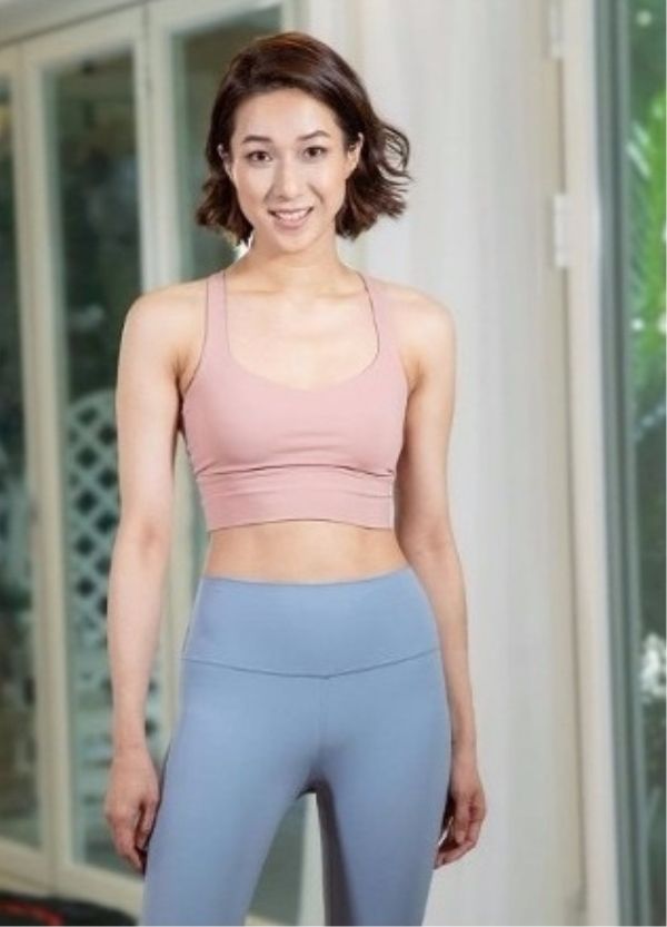 钟嘉欣晒健身照不像其他女明星的干瘦身材穿紧身衣有腹肌