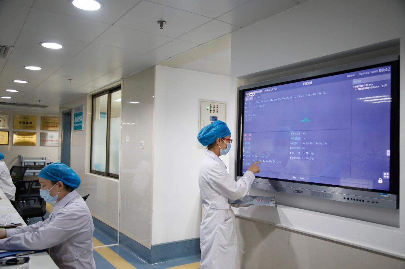 智慧大屏取代传统白板 广州这家医院设立智能高效护士站