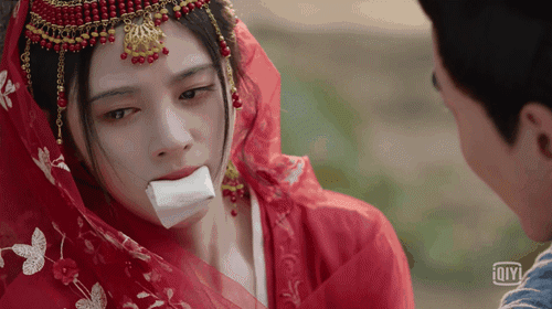 妆发道具再到演技鞠婧祎如意芳霏中的绑架戏被群嘲