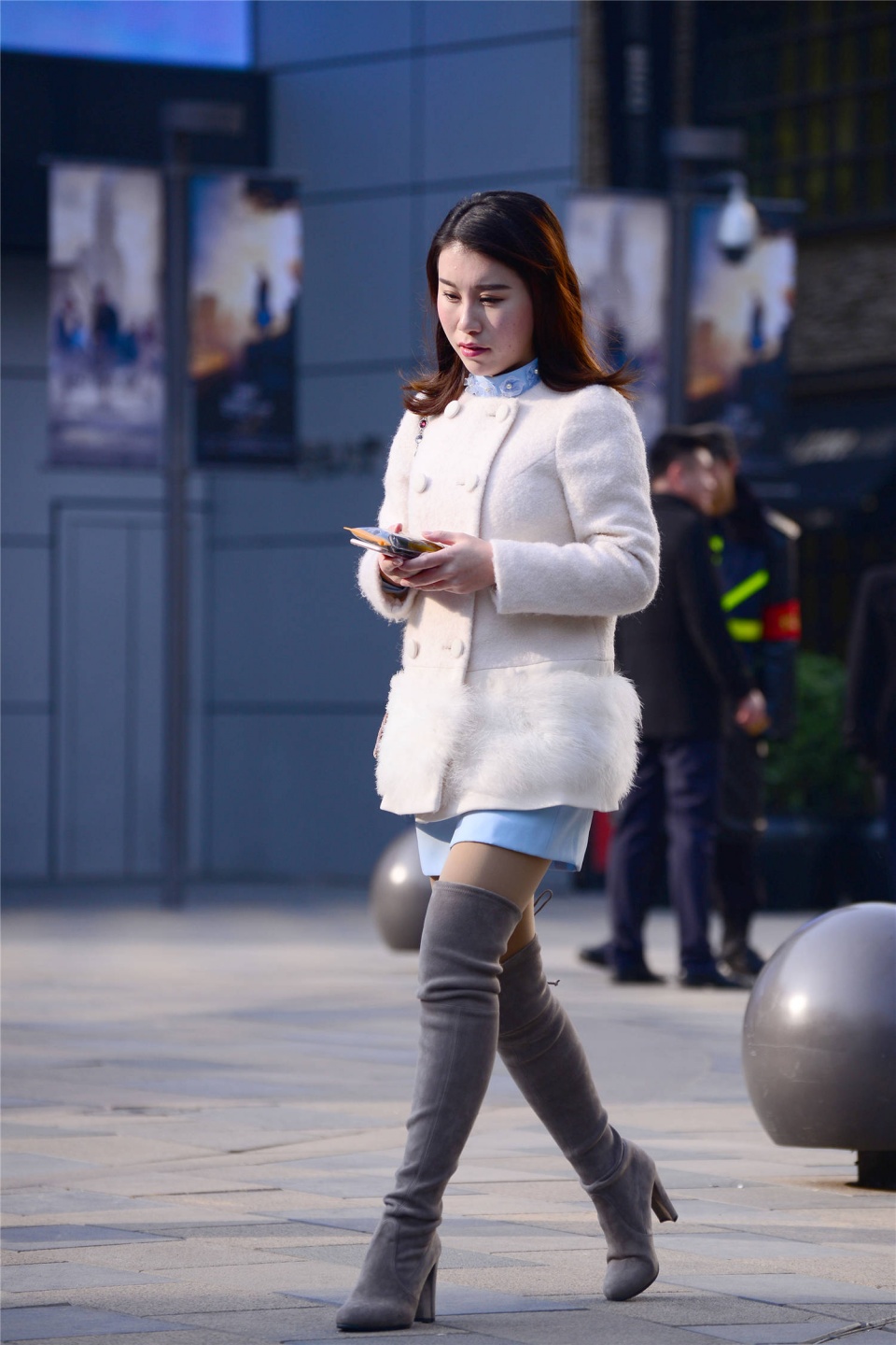 初冬时节,穿着高跟过膝靴,提升气质穿出精致感