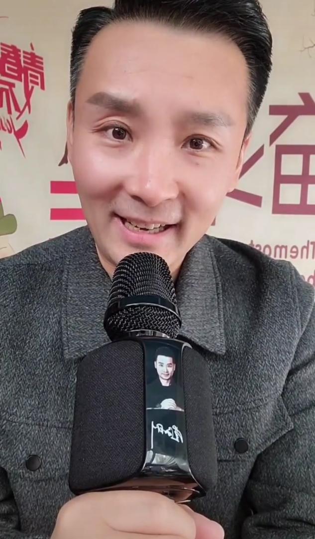近日刘和刚在社交号上晒出了贴有自己头像的话筒表示将会定制一批话筒