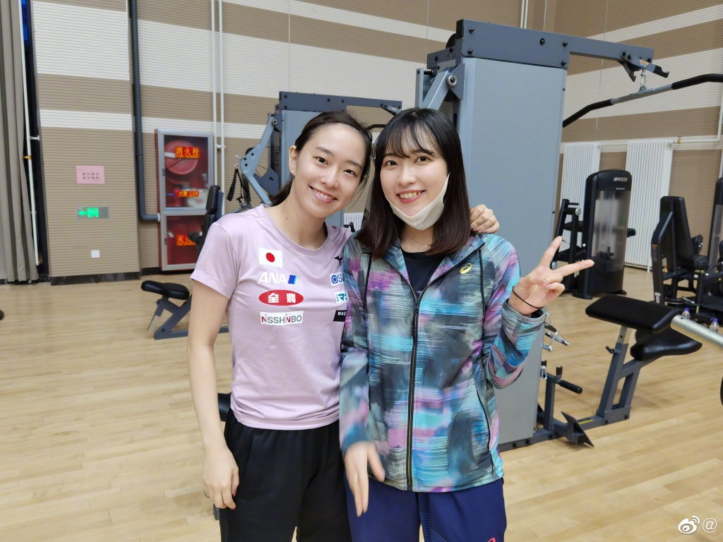 石川佳纯参赛妹妹陪伴!姐妹俩同框超养眼,平野美宇穿拖鞋拍杂志