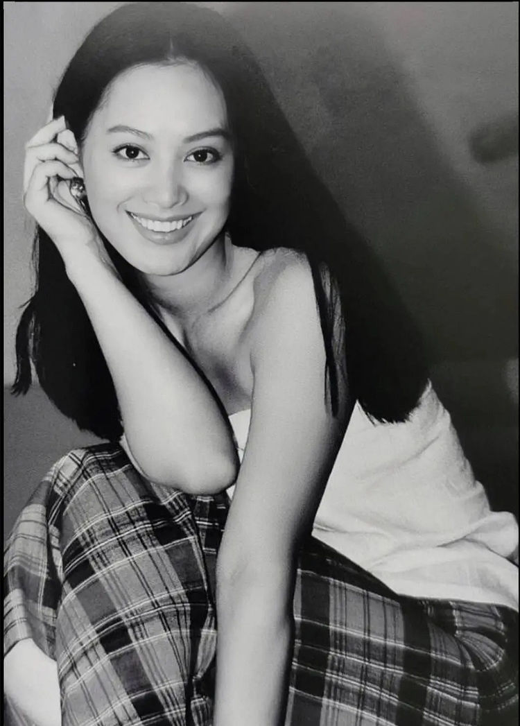 宁静20岁旧照曝光!浓颜淡妆五官精致优越,美貌真倾国倾城