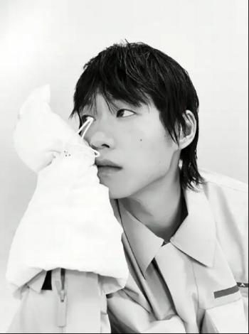 魏大勋新造型雷人,蓝色寸头配红裤头太奇葩,曾多次与杨幂传绯闻