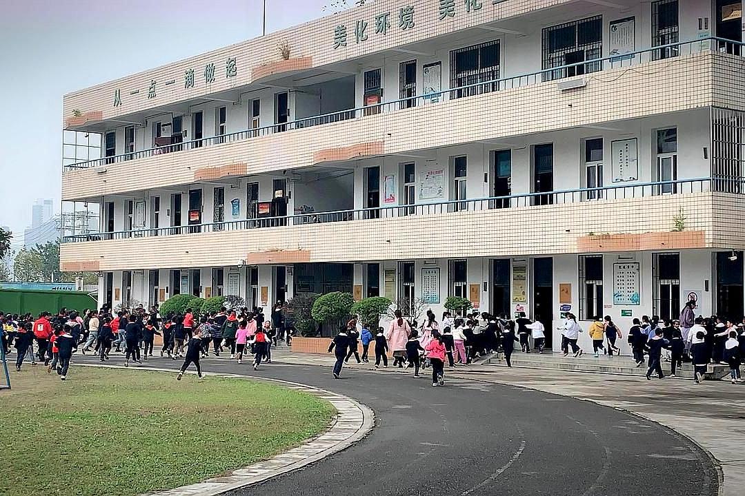 培养师生在遇到突发事件时的应急能力,余华岭小学联合塔子湖派出所