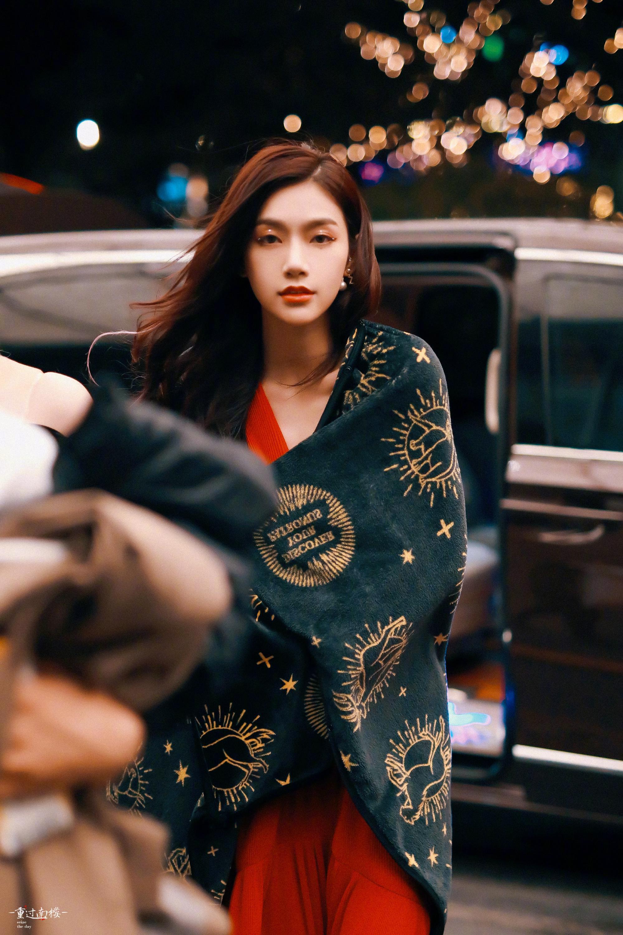 曾可妮一身红裙,好美艳,昨晚的舞台也很绝绝子|曾可妮_新浪新闻