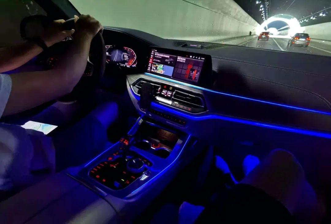 450,奔驰的豪华氛围营造得确实强,比如,gls的氛围灯可以循环变色,x7则