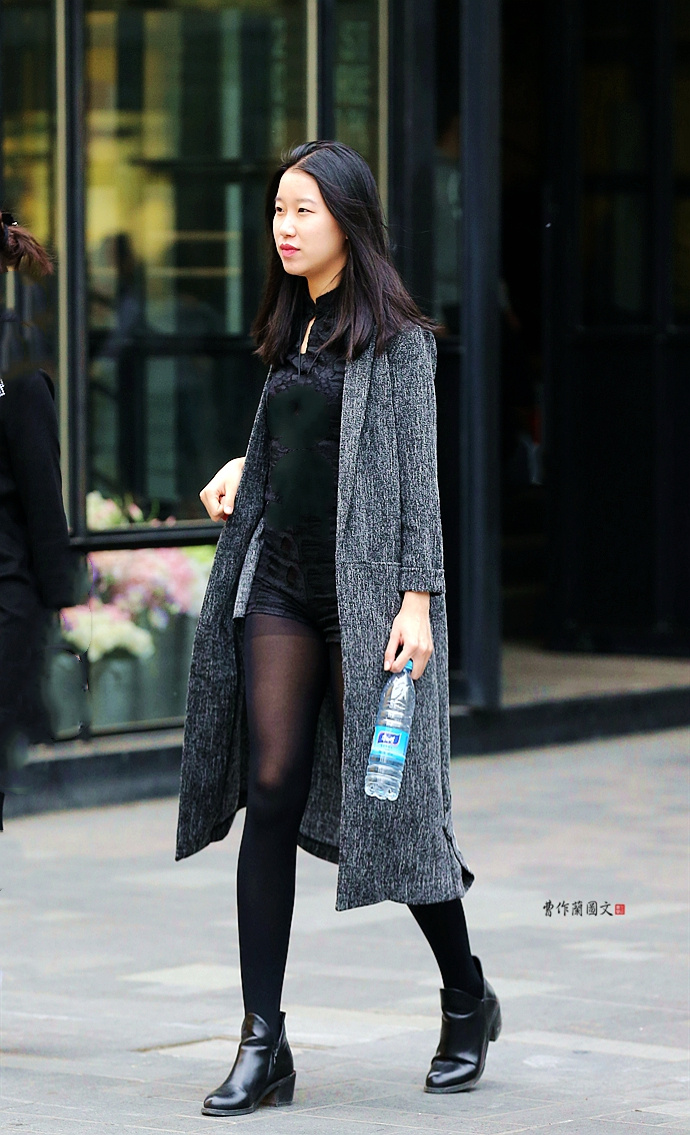 街拍洋溢着经典味道的黑丝美女