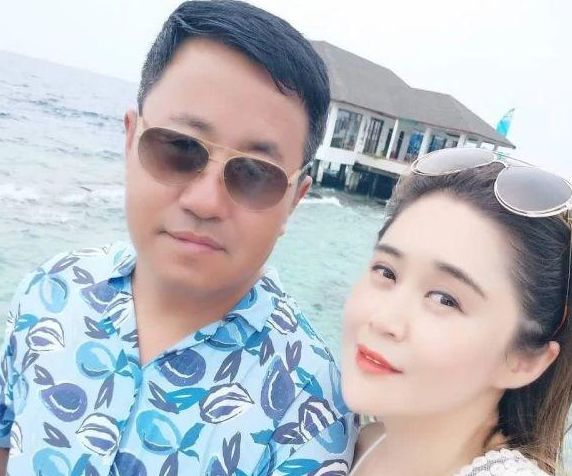 他是乡村爱情中的王长贵成名后分手妻子娶小19岁老婆闺蜜