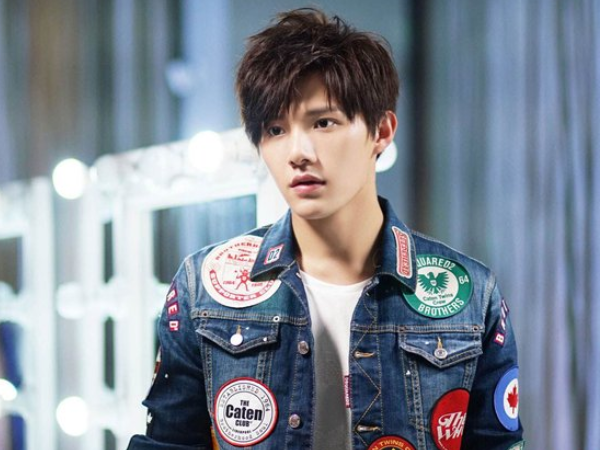 他在《旋风少女》中善良热情,在《泡沫之夏》,却高冷得让人心寒