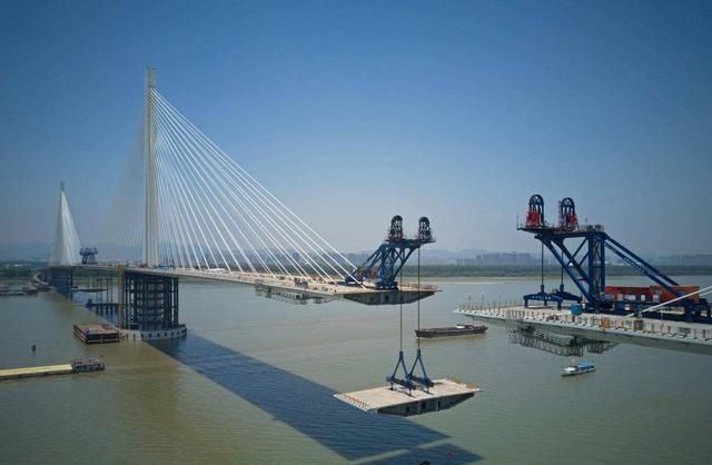 南京修建一座规模大的长江大桥是世界首座轻型钢混结构斜拉桥
