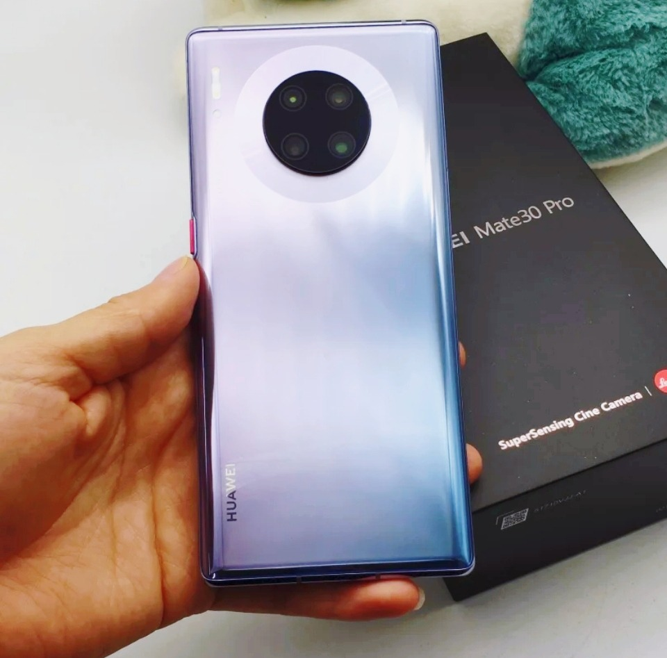 以去年华为最新出的华为mate30pro为标准实例,它的屏幕采用了曲度屏