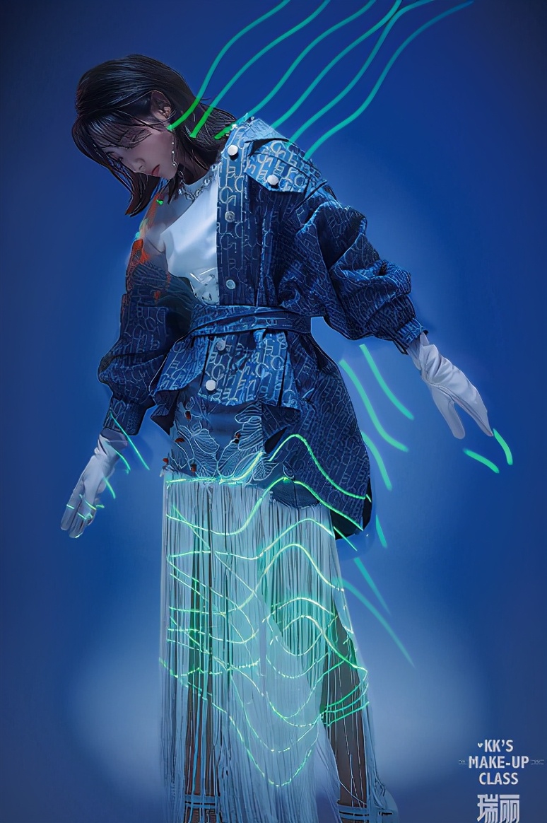 增加流苏设计元素看起来更chic,手套的加持使整体更加有科技感,同时又