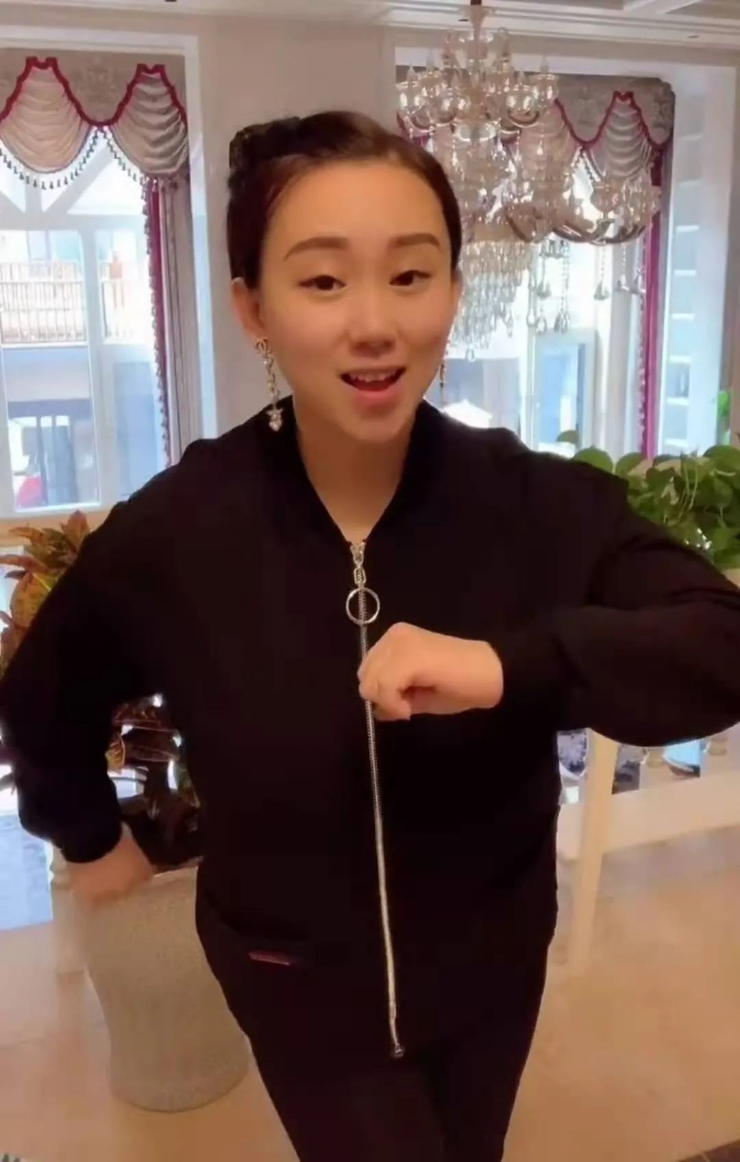 33岁丫蛋二婚后首露面发福疑怀孕跨界当导演新作品让人期待