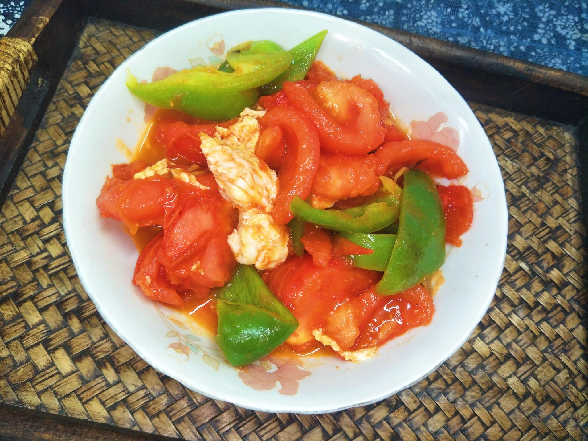 西红柿炒青椒,先放西红柿还是青椒?教你好吃的做法,上桌抢着吃