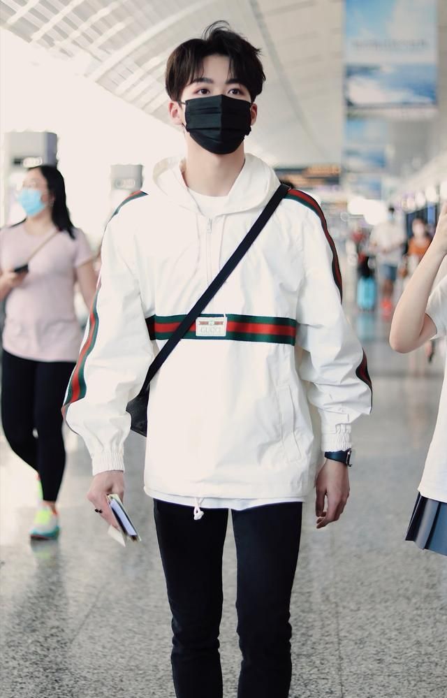 r1se组合之一的何洛洛竟然来自易安音乐社果然是养成系比较快乐