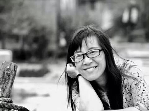 脑瘫诗人余秀华,成名后花15万甩丈夫,离婚写四首情诗表白李健