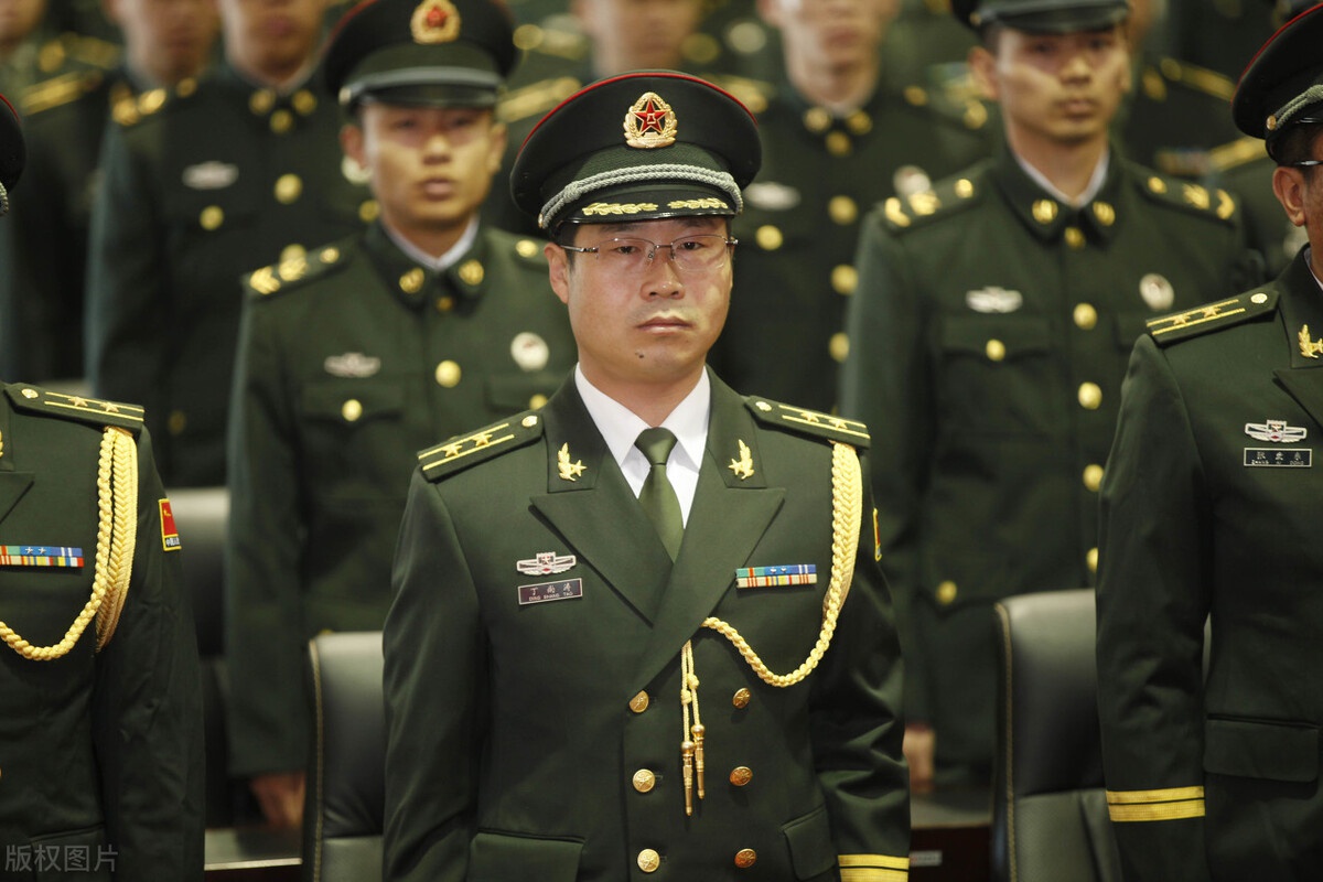 文职有编制吗？是什么性质的岗位？和现役军人有什么区别？