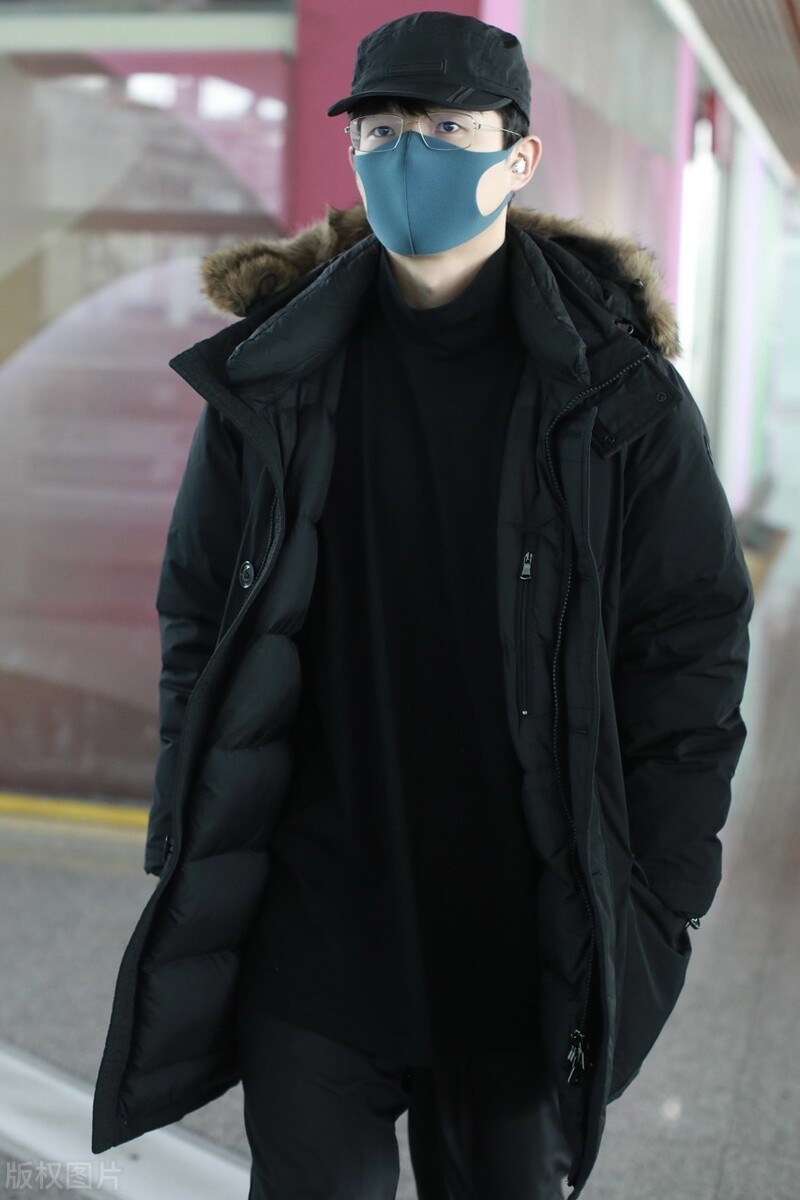 刘昊然一袭黑色穿搭现身机场,面戴眼镜还是文彬彬的男孩子