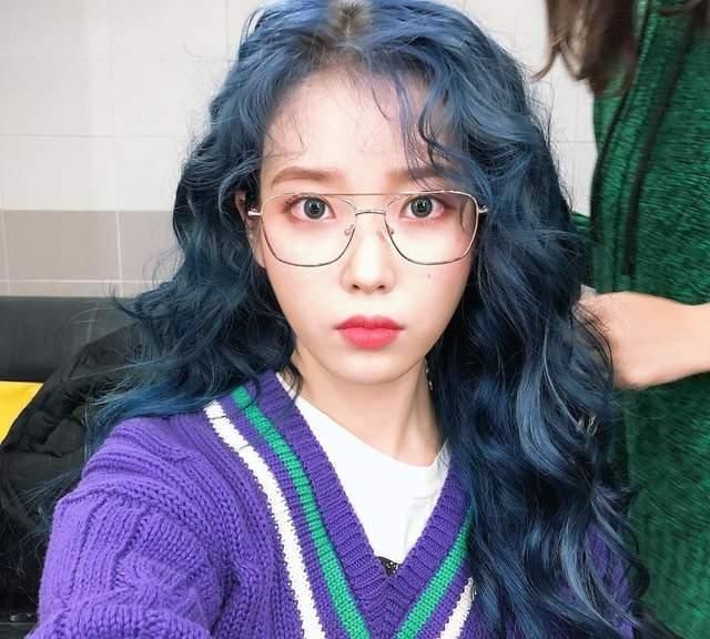 iu最新幕后花絮,蓝色卷发时髦又亮眼,今天也是漂亮的小姐姐呀