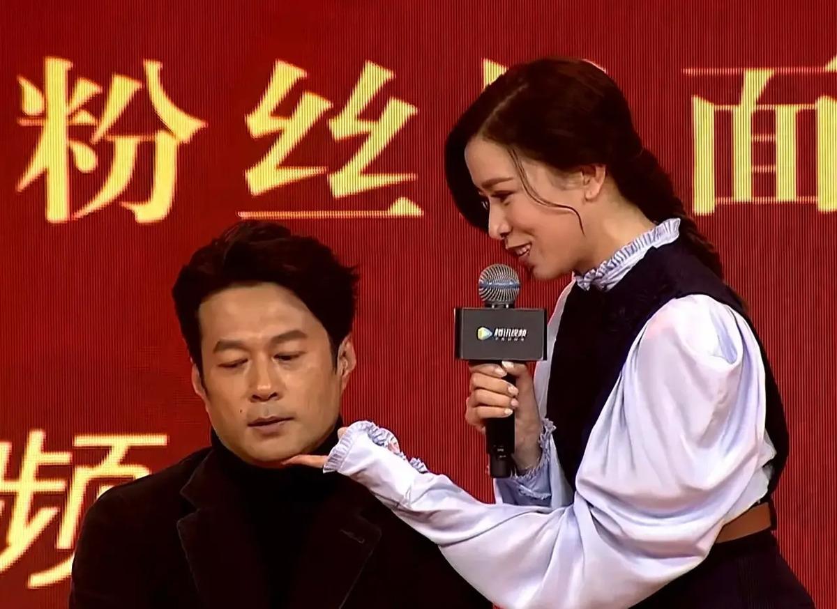 佘诗曼霸气拥抱谭凯,西楚霸王一秒化身小媳妇,娇羞模样反差大